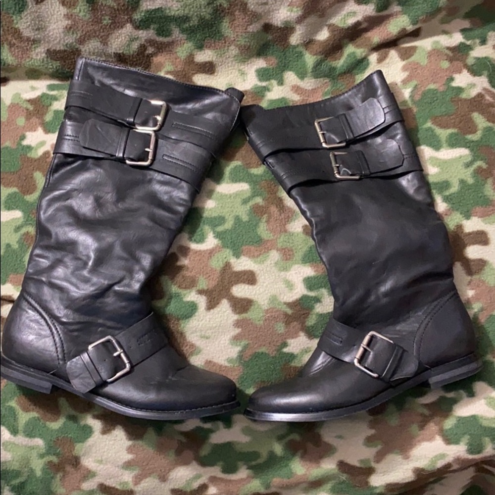 Flat boots